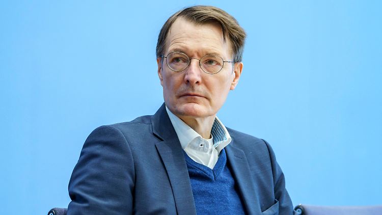 Mögliche neue Varianten machen eine Prognose schwierig, sagt Gesundheitsminister Lauterbach.