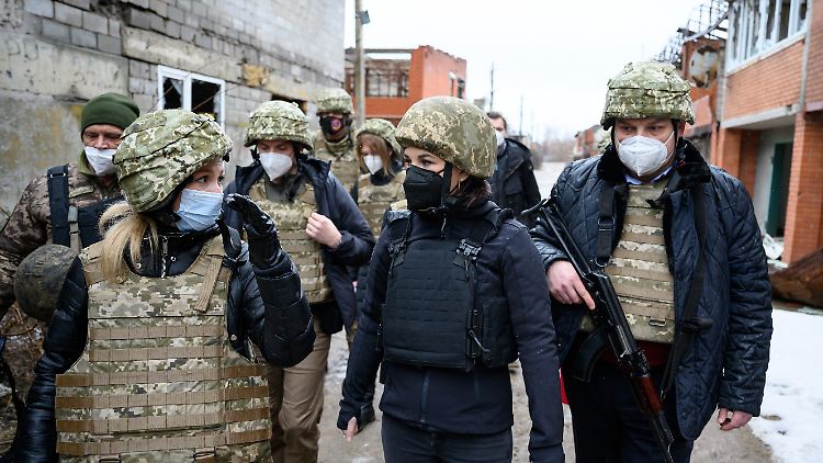 Am Dienstag fuhr Annalena Baerbock in die Ostukraine, an die Frontlinie zwischen ukrainischen Regierungstruppen und den von Russland unterstützten Separatisten.