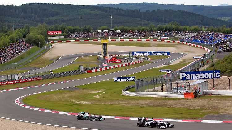 Michael Schumacher (l.) dreht 2011 am Rennwochenende seine Runden auf dem Nürburgring.