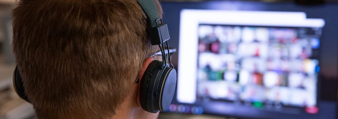 Ständig sich und andere beobachten: Einer der Gründe, warum wir lange Online-Meetings so anstrengend finden.