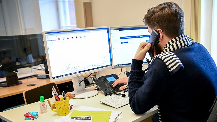 Mitarbeiter des Gesundheitsamts Berlin-Neukölln arbeiten derzeit am Limit.