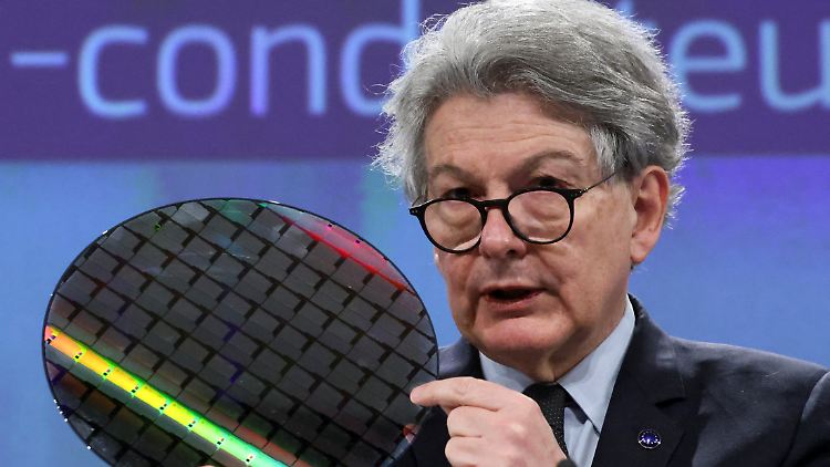 Binnenmarktkommissar Thierry Breton stellt den Chips Act vor.