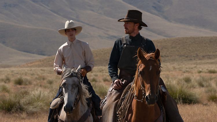 Kodi Smit-McPhee (l.) und Benedict Cumberbatch in "The Power of the Dog".