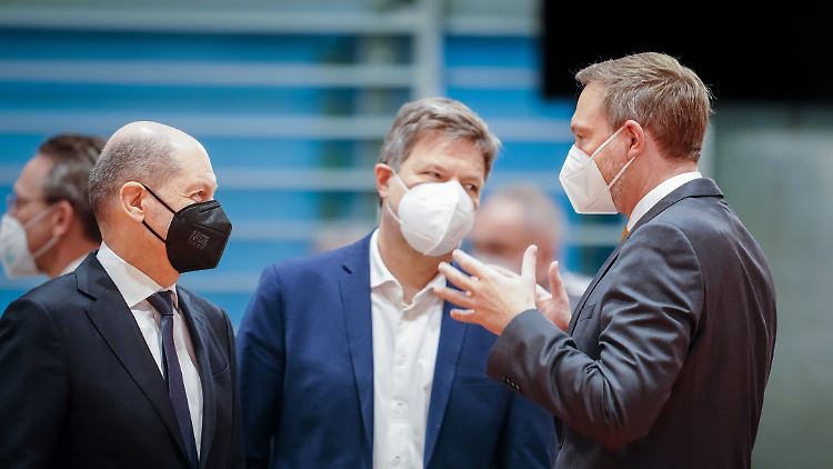Fast zwei Drittel der FDP-Anhänger sind weniger oder gar nicht zufrieden mit der bisherigen Arbeit der Bundesregierung.