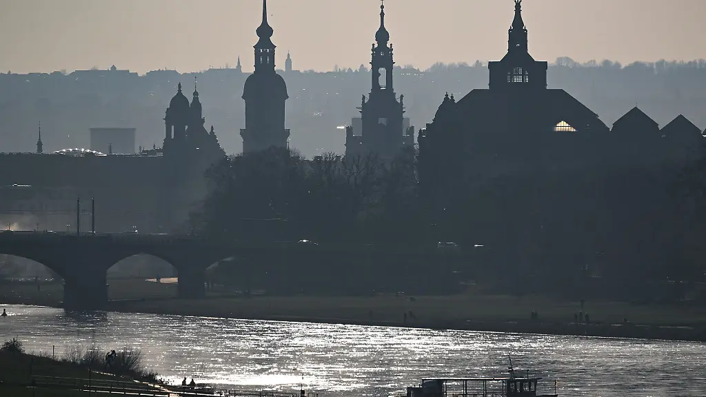 Hochwasser-an-der-Elbe-erwartet-Eine-Faehre-in-Dresden-Johannstadt-stellt-den-Betrieb-vorsorglich-ein