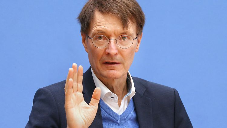 Bis jetzt sei Deutschland vergleichsweise gut durch die Omikron-Welle gekommen, sagt Lauterbach.