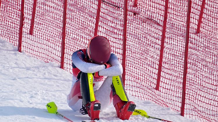 Minutenlang sitzt Shiffrin ungläubig über ihr frühes Aus neben der Strecke. 