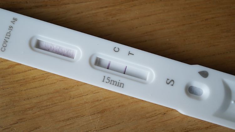 Ein Drittel aller weltweiten Infektionen seit Pandemie-Beginn gehen auf die Omikron-Variante zurück. Laut WHO-Angaben verstarben zudem 500.000 Menschen an der infektiöseren Version des Coronavirus. 