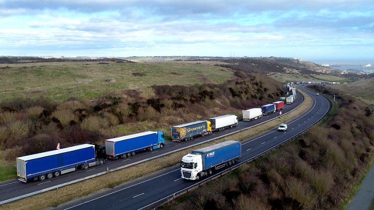 Damit die große Zahl wartender LKW die Zufahrt zur Hafenstadt Dover nicht versperrt, müssen sie seit Kurzem auf der linken Spur warten. 