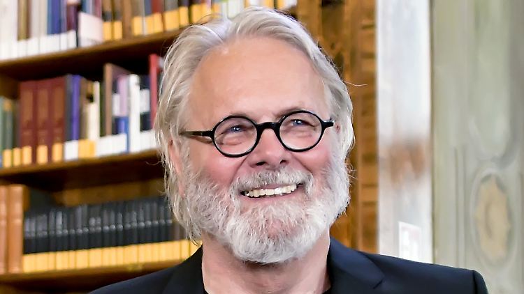 Der österreichische Schriftsteller Gerhard Roth studierte zunächst Medizin, brach das Studium ab, und wurde letztlich ein geachteter Autor. Nun ist er mit 79 Jahre verstorben.