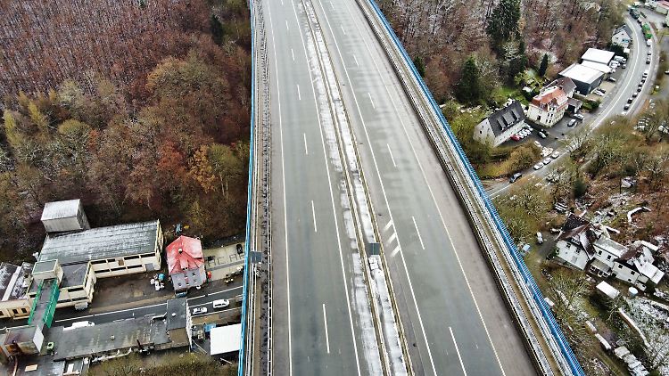 Seit Anfang Dezember ist die Rahmede-Talbrücke auf der A45 bei Lüdenscheid gesperrt, weil massive Schäden entdeckt wurden.
