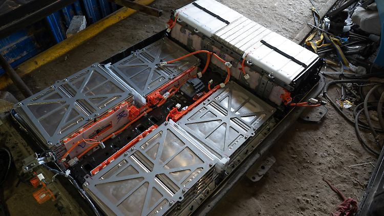 Autobauer geben einer Batterie im E-Auto in der Regel eine Garantie von fünf bis acht Jahren. Experten schätzen, dass sie im Anschluss aber noch lange weiter genutzt werden können. 