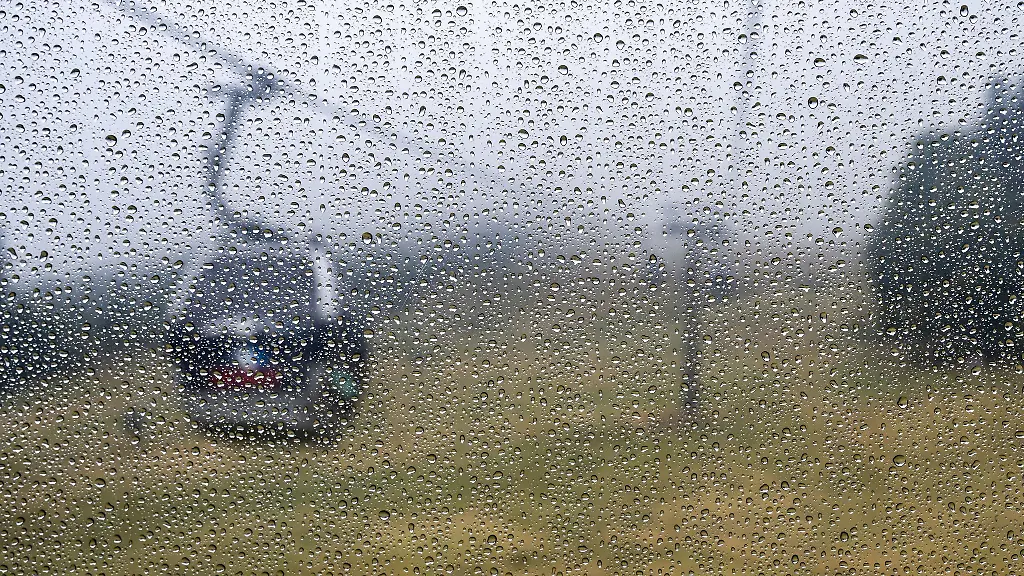 Schlechte-Sicht-aufgrund-des-Regens-haben-Fahrgaeste-der-Gondel-am-Grossen-Arber