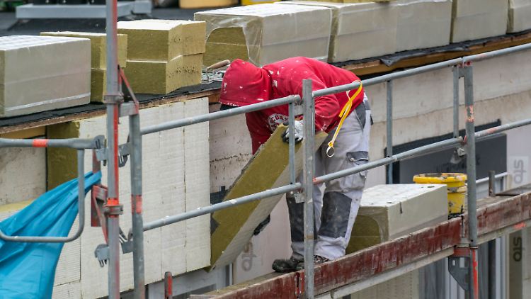 Auch Dämmstoffe sind schon länger rar. Das Münchner Ifo-Institut sieht nach einer Unternehmensumfrage jedoch eine leichte Entspannung.