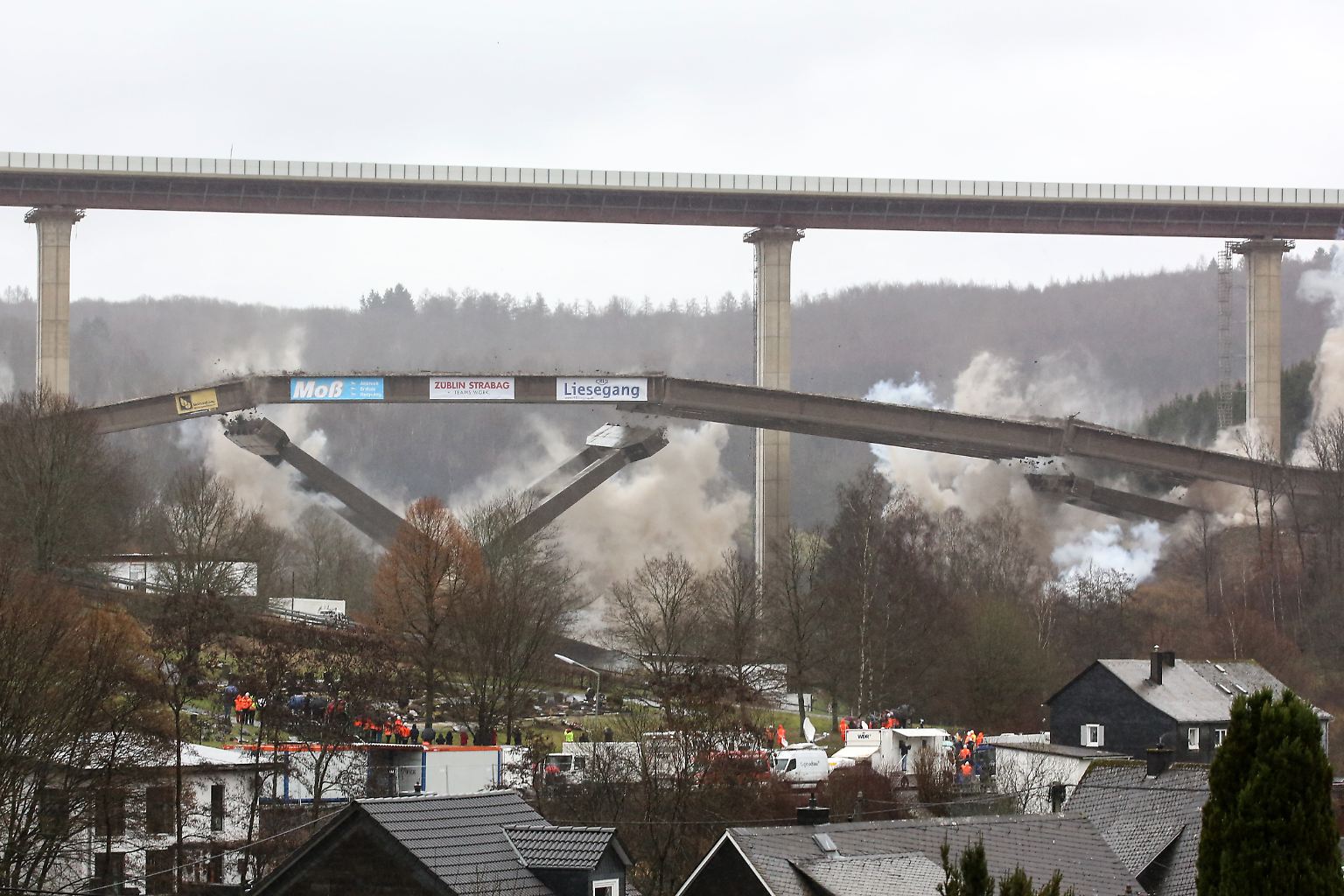 Am 6. Februar war es soweit: Die 500 Meter lange und 70 Meter hohe Talbrücke der Autobahn 45 bei Wilnsdorf in Nordrhein-Westfalen krachte zu Boden. 