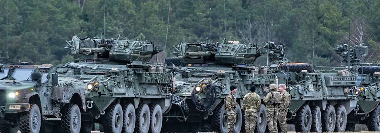 Stryker Radpanzer der US-Army stehen auf dem Gelände des Truppenübungsplatzes Grafenwöhr.