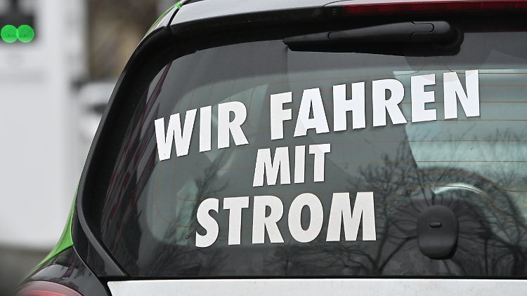 Der Anteil von Elektroautos unter den Neuzulassungen soll 2022 laut einer Prognose des Verbands der Automobilindustrie stagnieren. 