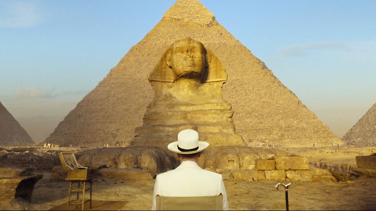 Trotz seiner Arbeit kann Detektiv Poirot die traumhafte Landschaft Ägyptens genießen.