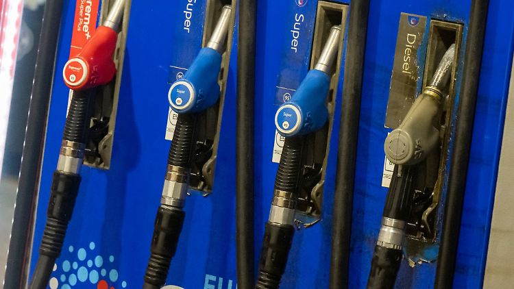 Der Preis für einen Liter Super E10 liegt aktuell im bundesweiten Mittel bei 1,725 Euro.