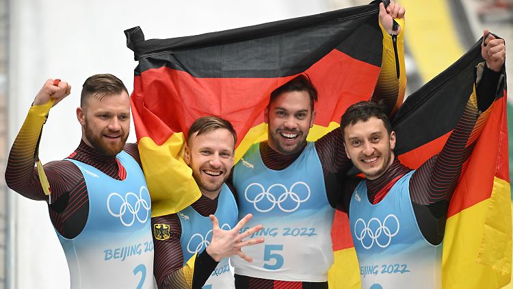 Olympiasieger umringt von Silbermedaillengewinnern.