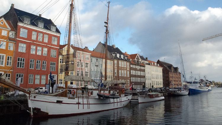 In Dänemark gelten bereits seit dem 1. Februar bis auf vereinzelte Einreiseregeln praktisch keine Einschränkungen mehr.