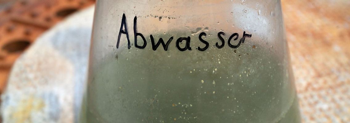 Eine Abwasser-Probe im Kompetenzzentrum Wasser in Berlin.