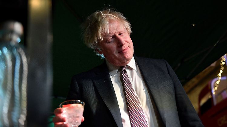 Boris Johnson solle wegen seiner Corona-Partys zurücktreten, fordern immer mehr Stimmen.