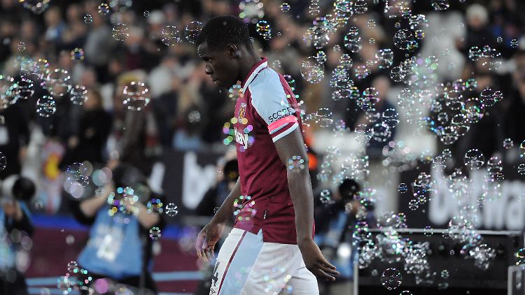 Zouma spielte, weil er Trainer David Moyes einfach zu gut ist, um auf ihn zu verzichten.