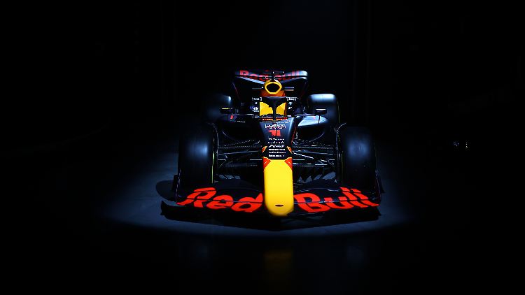 Verstappen hat 59 Tage nach seinem WM-Titelgewinn den neuen Rennwagen für die kommende Formel-1-Saison vorgestellt - den RB18.