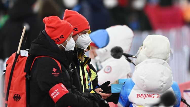 Bundestrainer Stefan Horngacher (l.) versteht nach der Disqualifikation die Welt nicht mehr. 