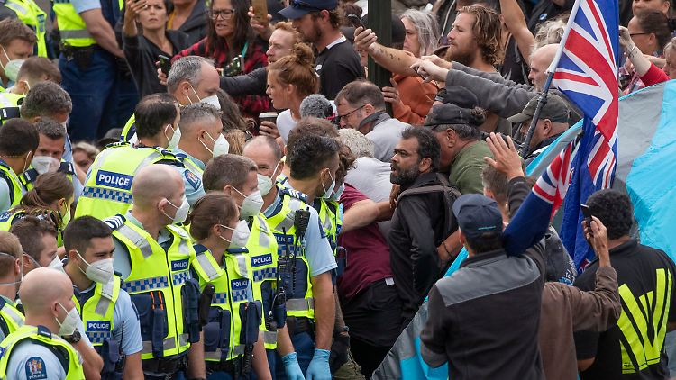 "Lage angespannt": Die Polizei hatte alle Mühe, die Lage vor dem neuseeländischen Parlament unter Kontrolle zu behalten.