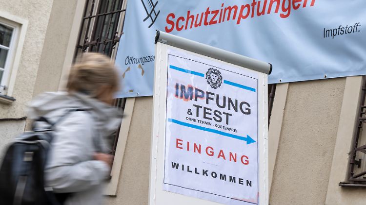 Eine Impfpflicht müsste nach Ansicht der Kassen der Staat durchsetzen.