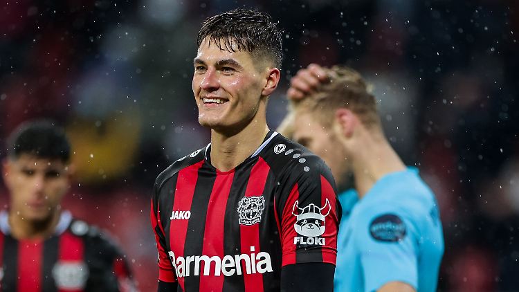 Wenn die Spieler von Bayer Leverkusen das Spielfeld betreten, ist Floki immer mit dabei.