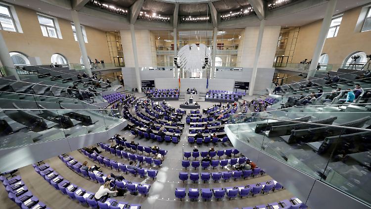 Auch der Bundestag setzt nun die im Januar überraschend vom Robert-Koch-Institut vollzogene Verkürzung des Genesenenstatus um. 