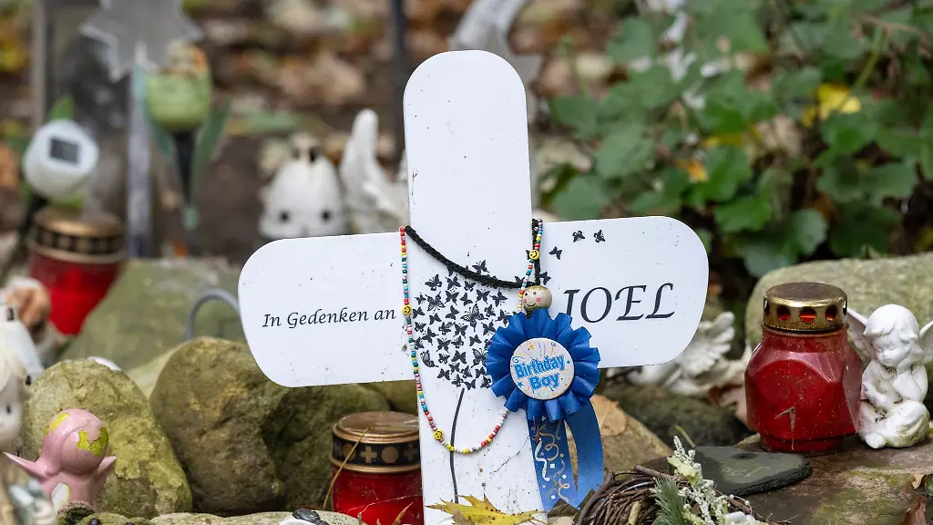 Ein-Jahr-nach-dem-Tod-des-sechsjaehrigen-Joel-erinnern-weiter-Kreuze-Kerzen-und-Engel-an-den-Jungen
