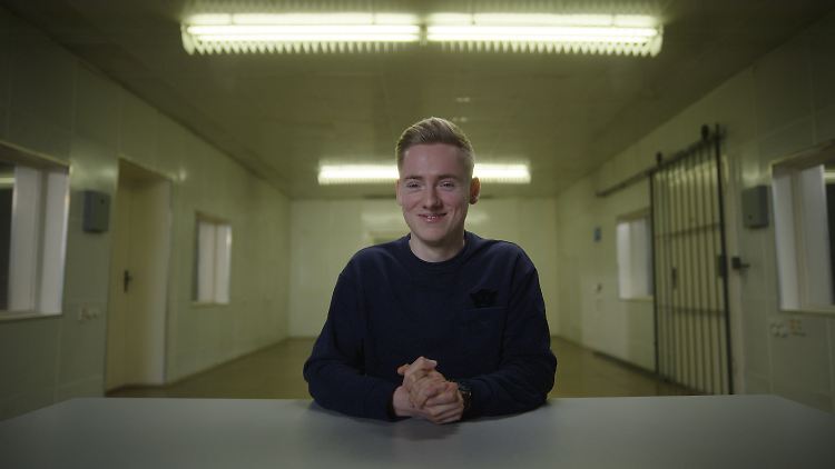 Der junge Mann aus Leipzig in einer Szene aus "Shiny Flakes: The Teenage Drug Lord". Die Doku erzählt seine wahre Geschichte.