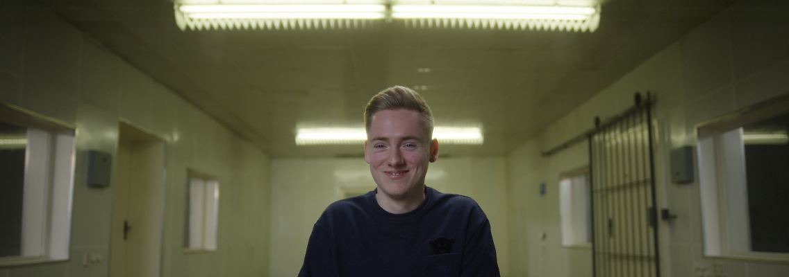 Der junge Mann aus Leipzig in einer Szene aus "Shiny Flakes: The Teenage Drug Lord". Die Doku erzählt seine wahre Geschichte.