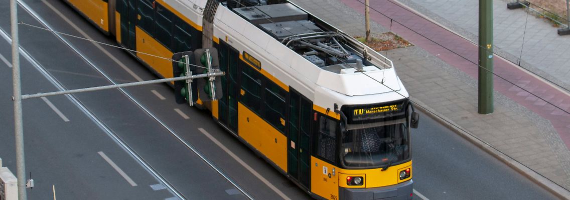 Die 17-Jährige berichtet von einem Angriff mehrerer Täter im Stadtteil Prenzlauer Berg, an der Haltestelle vor einer Kneipe.