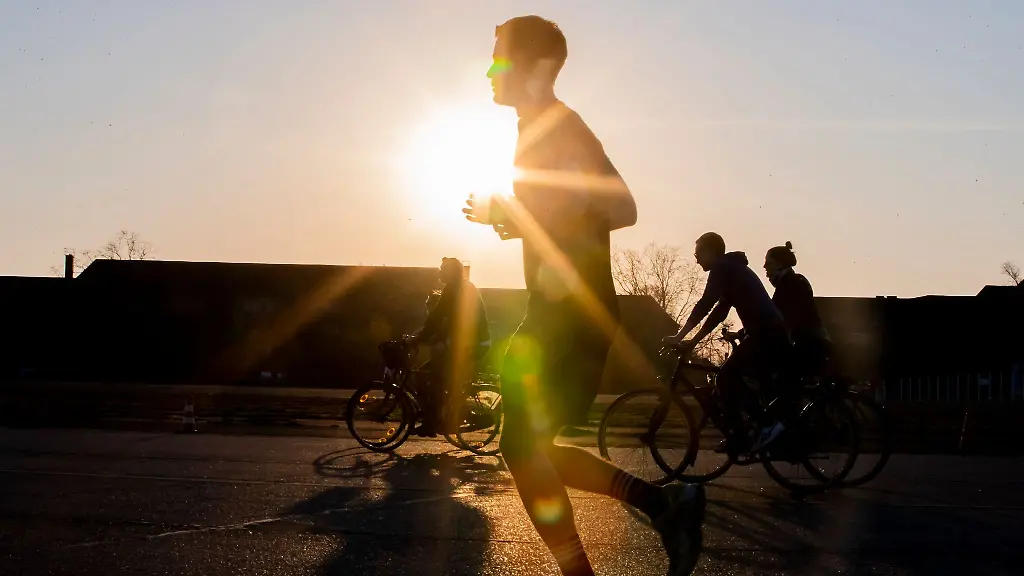 Spass-an-der-Bewegung-Damit-Fussgaenger-und-Radler-gesund-und-sicher-unterwegs-sind-erfordert-es-umsichtiges-Verhalten-von-allen-Seiten