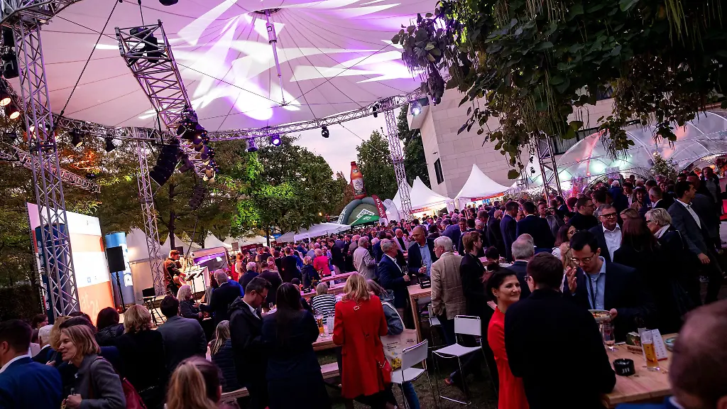 Wein-und-Musik-stehen-im-Mittelpunkt-des-rheinland-pfaelzischen-Sommerfests-in-Berlin