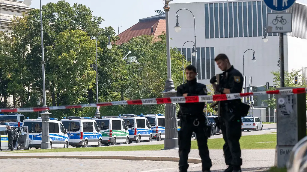 Grosseinsatz-vor-dem-NS-Dokumentationszentrum-in-Muenchen