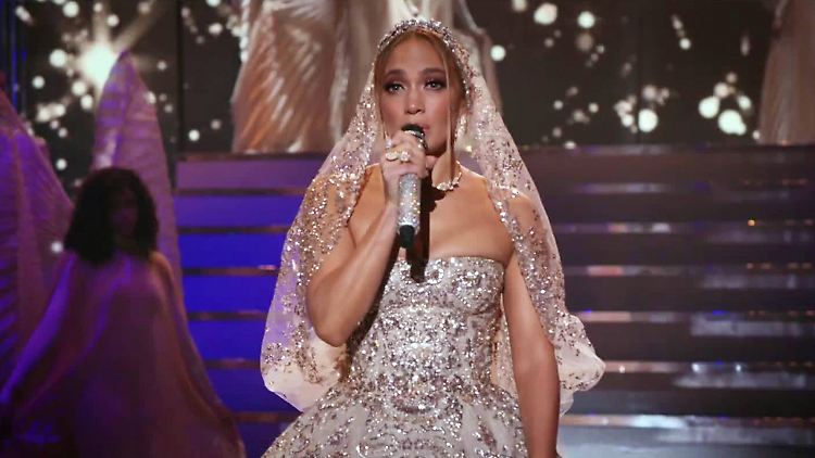 Statt eines Superstars heiratet Valdez (Jennifer Lopez) einen ganz normalen Mathelehrer.