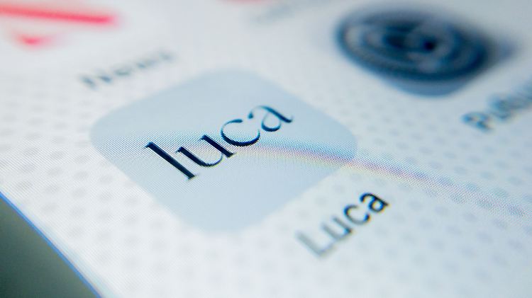 Das Icon der Luca-App ist auf dem Display eines Smartphones.