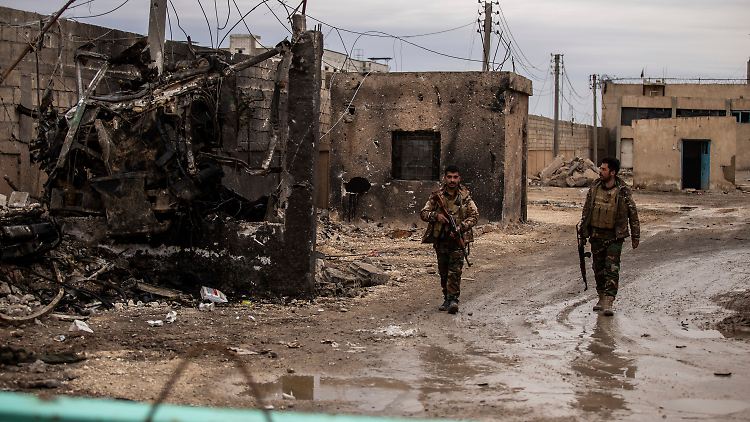 Soldaten der Syrischen Demokratischen Kräfte beim vom IS angegriffenen Gefängnis im Nordosten Syriens.