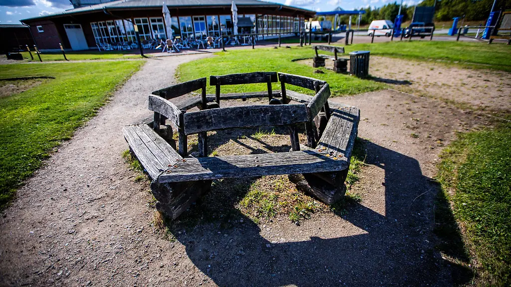 Leere-Baenke-bei-Deutschlands-schlechtester-Raststaette