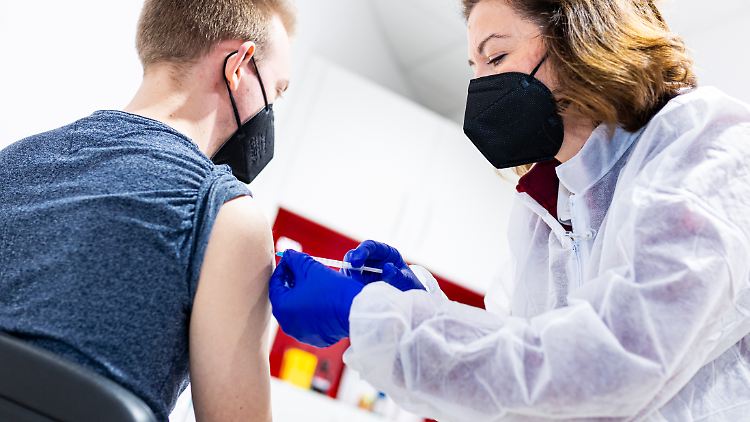 Die verpflichtende Impfung junger Menschen sieht der Antrag der Unions-Bundestagsfraktion nicht vor. Es sei denn, sie arbeiten in Schulen Kitas oder der kritischen Infrastruktur.