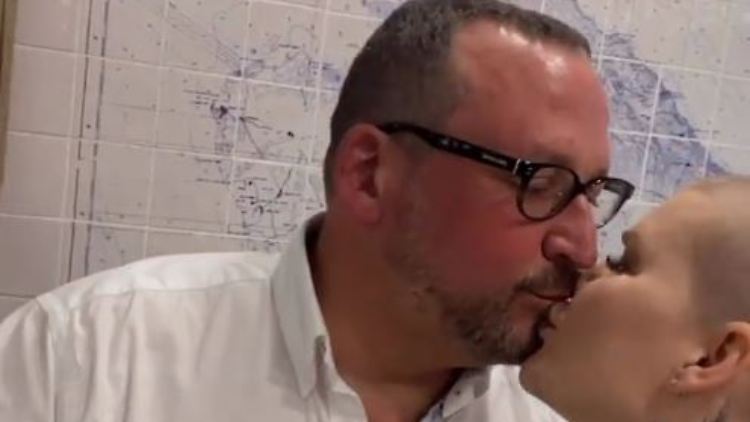 Ihre Lippen zu treffen, müssen sie allerdings noch ein bisschen üben.