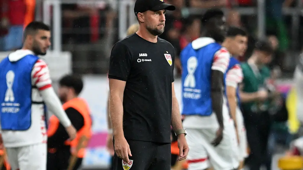 VfB-Trainer-Sebastian-Hoeness-blickt-noch-eher-kritisch-auf-die-Leistungen-der-Stuttgarter-Defensive