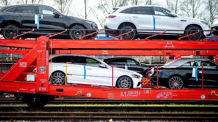 Mehr als zwei Millionen PKW brachte Mercedes-Benz an die Kunden.