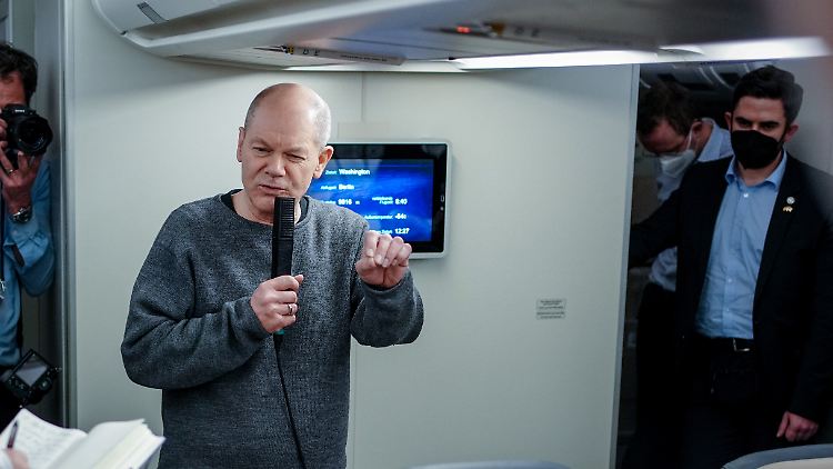 Was Scholz auf einem Langstreckenflug trägt, hat viele Twitter-Nutzer beschäftigt.